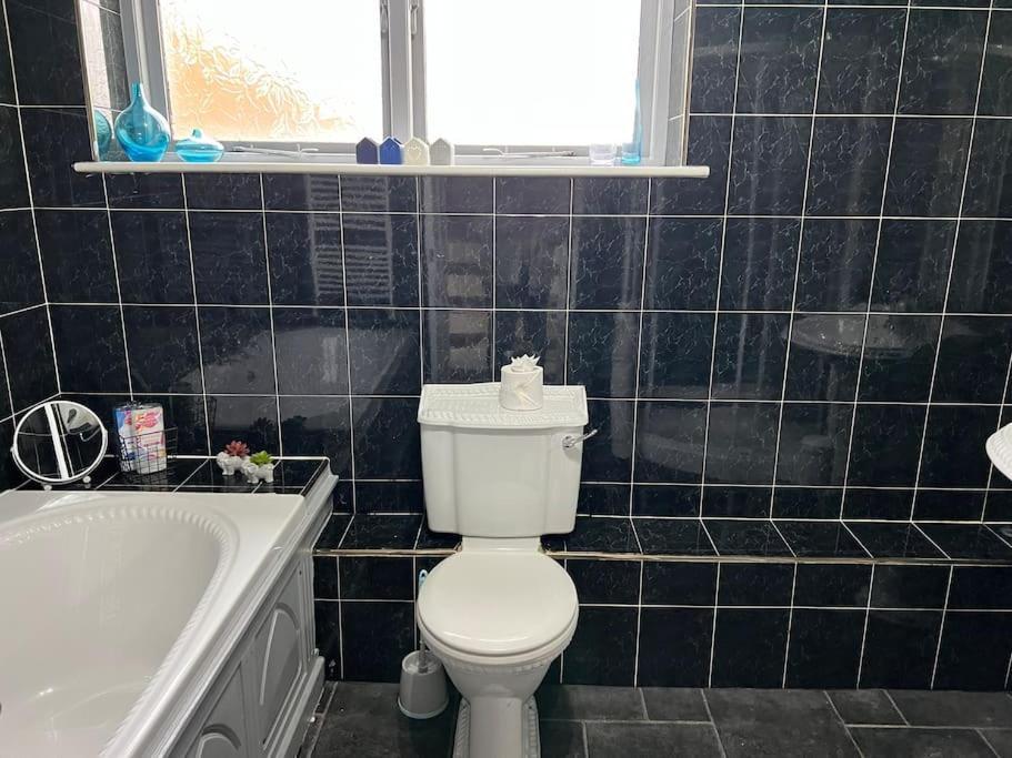 Tudor House - 6 Guests -Off Street Parking -Quiet Location - Secure Garden 威根 外观 照片