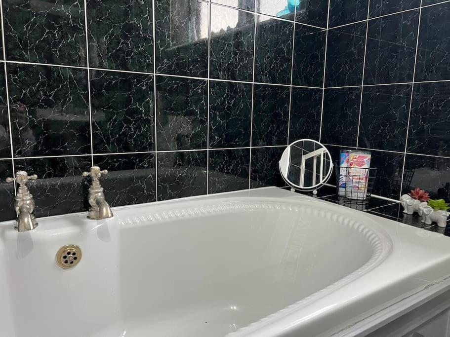 Tudor House - 6 Guests -Off Street Parking -Quiet Location - Secure Garden 威根 外观 照片