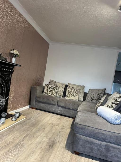Tudor House - 6 Guests -Off Street Parking -Quiet Location - Secure Garden 威根 外观 照片