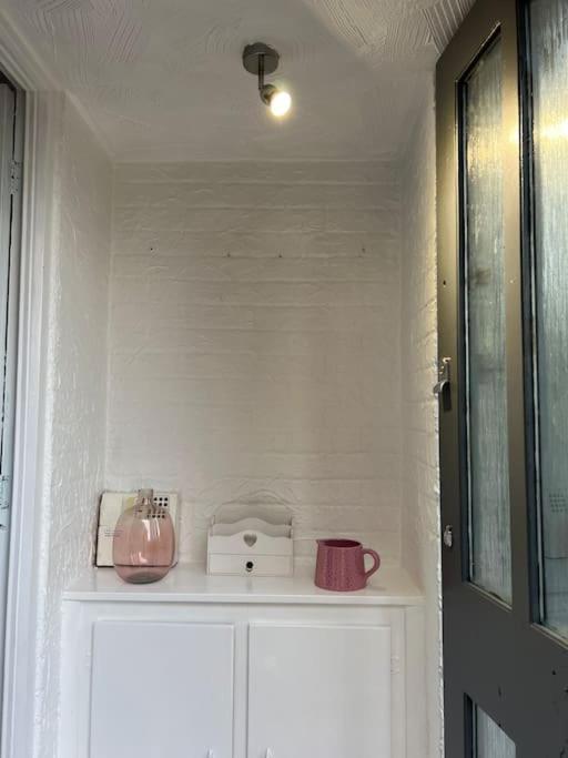 Tudor House - 6 Guests -Off Street Parking -Quiet Location - Secure Garden 威根 外观 照片