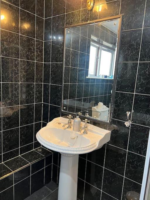 Tudor House - 6 Guests -Off Street Parking -Quiet Location - Secure Garden 威根 外观 照片