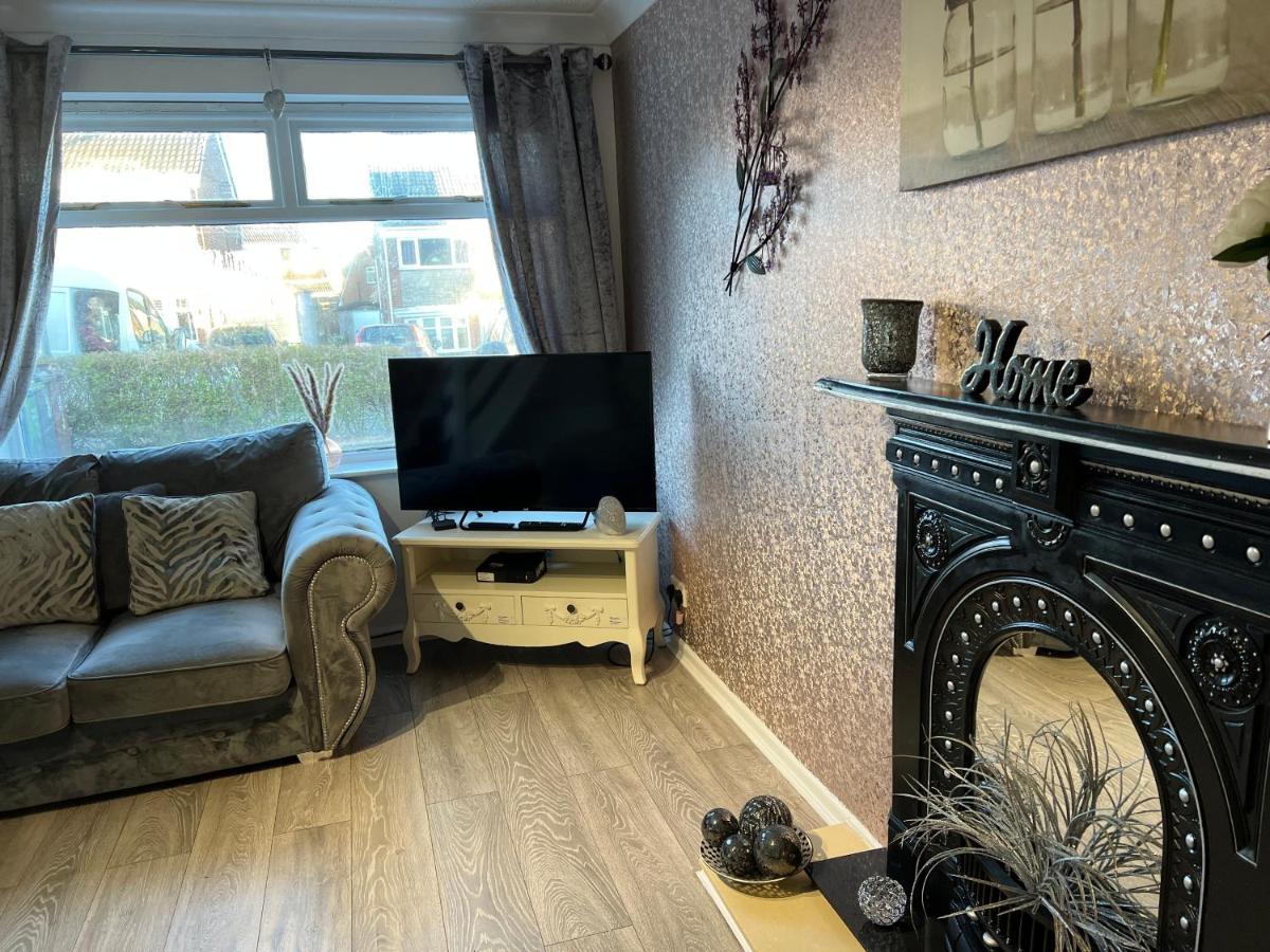 Tudor House - 6 Guests -Off Street Parking -Quiet Location - Secure Garden 威根 外观 照片