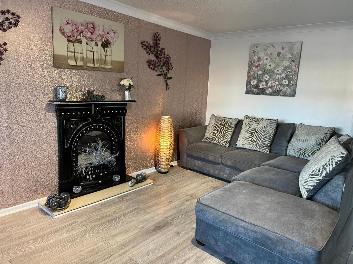 Tudor House - 6 Guests -Off Street Parking -Quiet Location - Secure Garden 威根 外观 照片